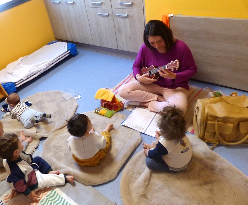 Tatiana, éducatrice de jeunes enfants, avec son ukulélé